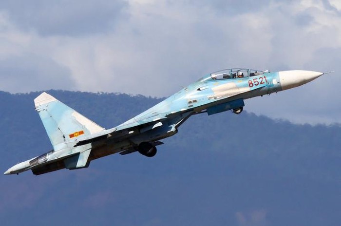 Hãng Sukhoi Nga nổi tiếng trên thị trường quốc tế với dòng máy bay chiến đấu Su-27. Trong hình là tiêm kích Sukhoi của Không quân Việt Nam