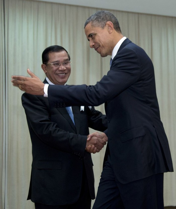 Tổng thống Mỹ Barack Obama tại Campuchia tháng 11/2012, bắt tay với Thủ tướng Campuchia Hun Sen.