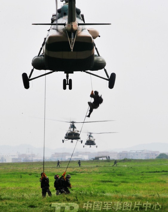 Năm 2012, Quân đội Trung Quốc ra sức tập trận răn đe vũ lực.
