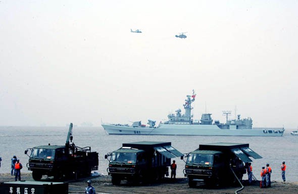 Hải quân Trung Quốc làm công tác bảo đảm cho tàu chiến ở bến cảng.