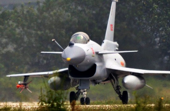 Máy bay chiến đấu J-10B Trung Quốc được báo chí Trung Quốc tuyên truyền đã tiếp cận trình độ máy bay chiến đấu thế hệ thứ tư