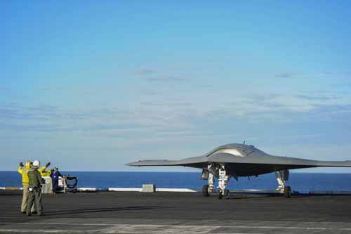Mỹ sẽ trang bị máy bay chiến đấu không người lái X-47B cho tàu sân bay.