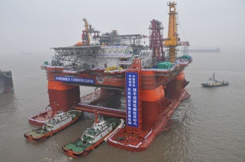 Giàn khoan nước sâu "Dầu khí Hải dương 981" rất muốn móc dầu từ biển Đông.