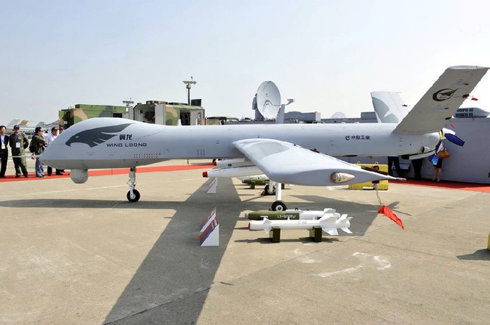 Máy bay tấn công không người lái Dực Long Trung Quốc xuất hiện tại Triển lãm Hàng không Chu Hải năm 2012.