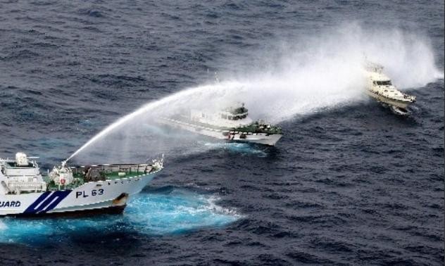 Tàu Nhật phun vòi rồng quyết đuổi tàu Đài Loan xâm phạm