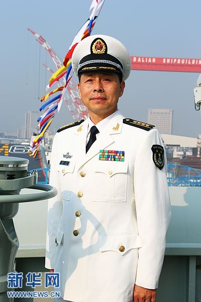 Ông Mai Văn, chính ủy tàu sân bay đầu tiên Liêu Ninh của Hải quân Trung Quốc, từng là chính ủy tàu khu trục tên lửa Nam Ninh.