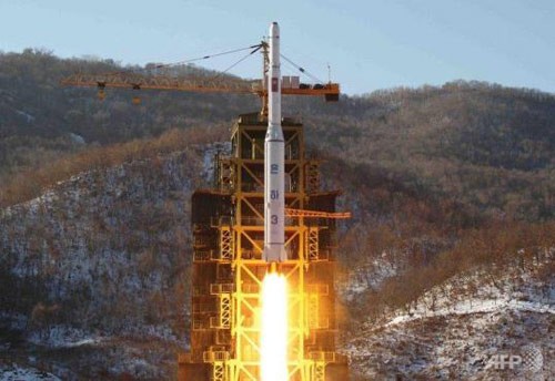 Tên lửa Unha-3 của CHDCND Triều Tiên mang theo vệ tinh Kwangmyongsong-3 phóng lên quỹ đạo