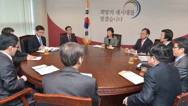 Ngày 12/2/2013, Tân Tổng thống Hàn Quốc nghe báo cáo về vụ thử hạt nhân của CHDCND Triều Tiên.