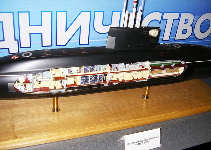 Mô hình tàu ngầm diesel lớp Amur Type-1650 Nga
