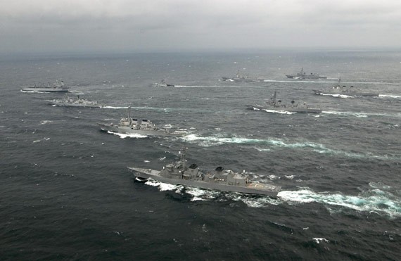 Ấn Độ-Nhật Bản sẽ tiến hành diễn tập quân sự định kỳ. Trong hình là Mỹ-Nhật-Ấn tổ chức diễn tập quân sự chung trên biển lần đầu tiên vào tháng 4/2007.