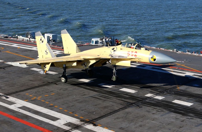 Trung Quốc cho bay thử máy bay chiến đấu J-15 trên tàu sân bay Liêu Ninh