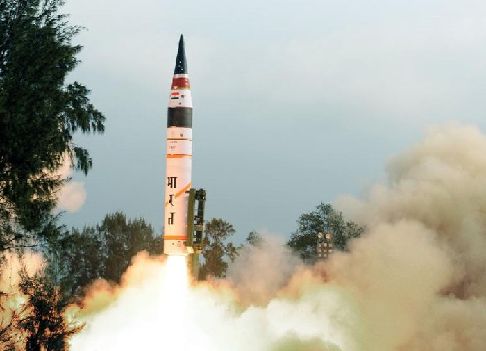 Năm 2012, Ấn Độ phóng thử thành công tên lửa tầm xa Agni-5, có thể vươn tới toàn bộ lãnh thổ Trung Quốc