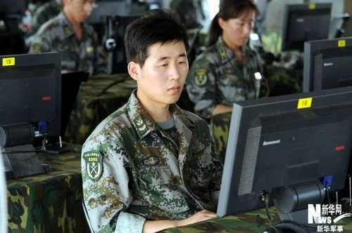 Binh sĩ Quân đội Trung Quốc thực hiện nhiệm vụ tác chiến mạng
