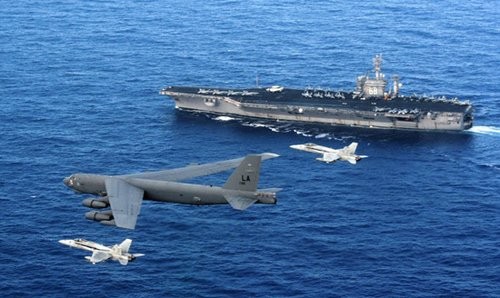 Máy bay ném bom chiến lược B-52 bay trên tàu sân bay trong một cuộc diễn tập liên hợp, phục vụ cho "tác chiến hợp nhất trên không-trên biển" của Quân đội Mỹ nhằm vào Trung Quốc.