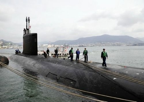Tàu ngầm hạt nhân Mỹ neo đậu tại cảng biển của Nhật Bản