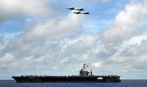 Mỹ thực hiện tư tưởng "tác chiến hợp nhất trên biển-trên không" nhằm vào Trung Quốc. Trong hình là biên đội tàu sân bay Mỹ trên biển Đông (ảnh tư liệu)