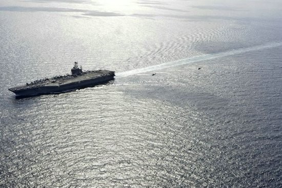 Cụm chiến đấu tàu sân bay động cơ hạt nhân Abraham Lincoln CVN72 của Hạm đội 7 Mỹ hoạt động trên Biển Đông ngày 5 tháng 1 năm 2012.