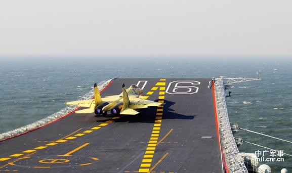 Trung Quốc cho máy bay J-15 tập cất/hạ cánh trên tàu sân bay Liêu Ninh