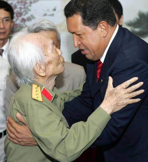 Đại tướng Võ Nguyên Giáp gặp Tổng thống Venezuela Hugo Chavez