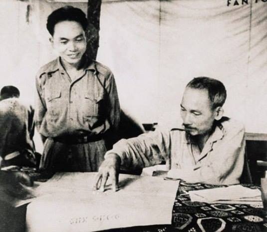 Đại tướng Võ Nguyên Giáp và Chủ tịch Hồ Chí Minh
