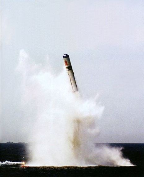 Tên lửa đạn đạo JL-2 phóng từ tàu ngầm - hình ảnh do Trung Quốc tuyên truyền