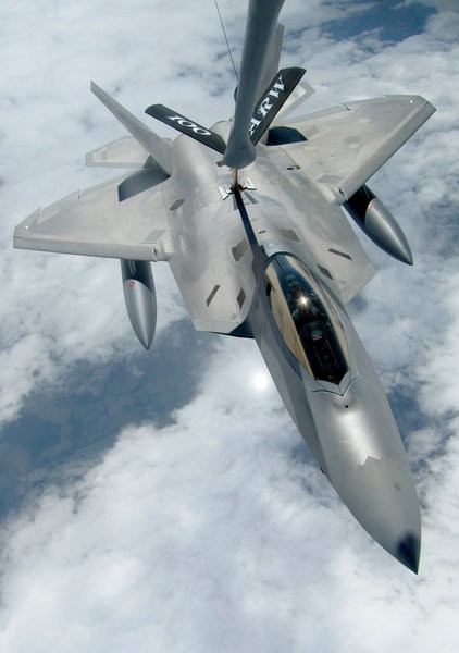Máy bay chiến đấu tàng hình F-22A Raptor Mỹ tiếp dầu trên không