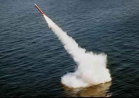 Tên lửa hành trình Tomahawk được phóng từ tàu ngầm Mỹ
