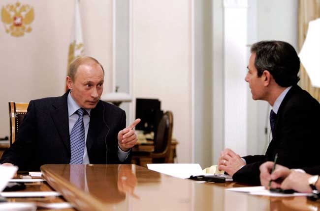 Tổng thống Nga Vladimir Putin trả lời phỏng vấn tuần san "Thời đại" Mỹ năm 2007 và được bình chọn là Nhân vật của năm.