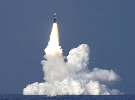 Tên lửa đạn đạo xuyên lục địa Trident lắp đầu đạn hạt nhân, trang bị cho tàu ngầm Mỹ. Mỹ muốn cải tiến lắp đầu đạn thông thường.