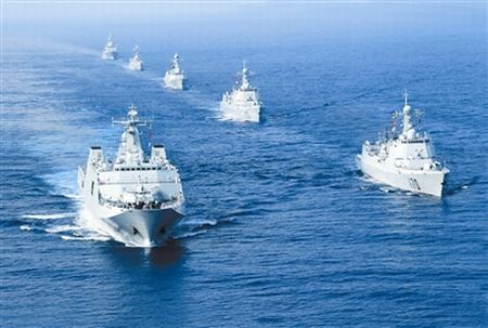 Hải quân Trung Quốc đang ra sức chế tạo tàu chiến và tập trận trên biển.
