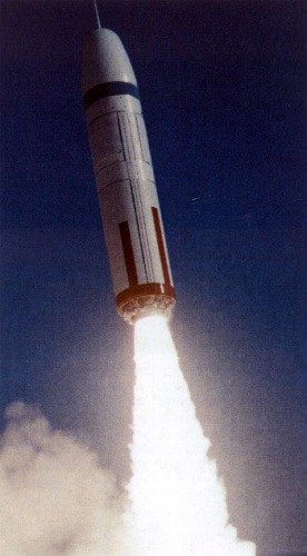 Tên lửa đạn đạo xuyên lục địa Trident lắp đầu đạn hạt nhân, trang bị cho tàu ngầm Mỹ.