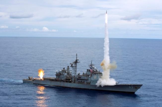 Tàu tuần dương USS Cowpens lớp Ticonderoga của Hải quân Mỹ vừa áp sát do thám hoạt động của biên đội tàu sân bay Liêu Ninh, Hải quân Trung Quốc trên Biển Đông (ảnh minh họa).