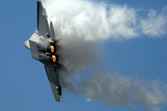 Máy bay chiến đấu tàng hình F-22 của Quân đội Mỹ bay cơ động với độ khó cao