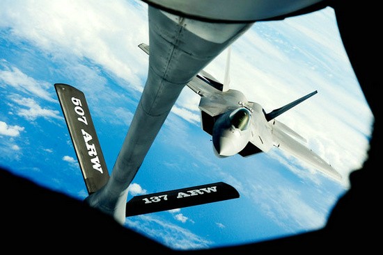 Máy bay chiến đấu F-22 tiếp dầu trên không