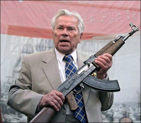 Kalashnikov với súng trường tấn công AK-47