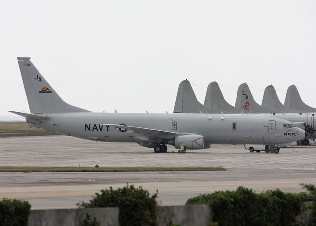Mỹ đã, đang và sẽ triển khai rất nhiều vũ khí trang bị tiên tiến nhất ở Nhật Bản và khu vực. Trong hình là máy bay tuần tra săn ngầm mới nhất P-8A Poseidon của Mỹ vừa được triển khai lần đầu tiên ở nước ngoài - tại căn cứ Kadena, Okinawa, Nhật Bản ngày 2 tháng 12 năm 2013.