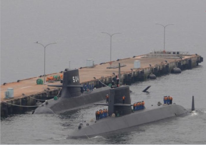 Tàu ngầm diesel lớp Soryu và lớp Oyashio ở quân cảng của Nhật Bản