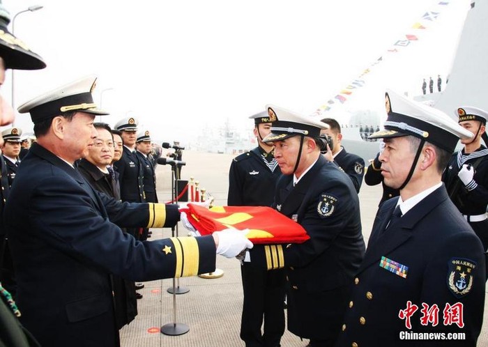 Chính ủy Hạm đội Đông Hải, Vương Hoa Dũng trao cờ cho Lý Nhất Cương, chỉ huy tàu khu trục Trịnh Châu.