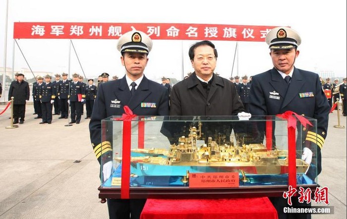 Chính ủy Vương Xuân Dương và chỉ huy Lý Nhất Cương của tàu khu trục Trịnh Châu trao mô hình tàu Trịnh Châu cho lãnh đạo thành phố Trịnh Châu.