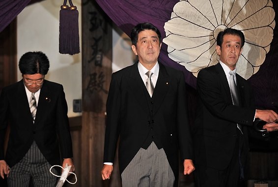 Ngày 26 tháng 12 năm 2013, Thủ tướng Nhật Bản Shinzo Abe thăm đền Yasukuni, gây phản ứng dữ dội từ Trung Quốc.