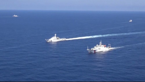 Tàu cảnh sát biển Trung Quốc và tàu tuần tra Nhật Bản quần nhau trên vùng biển đảo Senkaku (tháng 9 năm 2013)