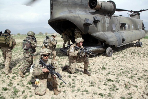 Binh sĩ phân đội chỉ thị mục tiêu, tiểu đoàn 1, trung đoàn pháo binh dã chiến, lữ đoàn 3, sư đoàn bộ binh 1, Lục quân Mỹ lên máy bay trực thăng CH-47 ở tỉnh Khowst, Afghanistan (ngày 29 tháng 3 năm 2011).