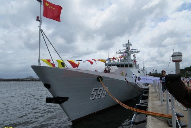 Trung Quốc ra sức biên chế vũ khí trang bị mới và ra sức tập trận, nhất là tập trung phát triển hải quân, ưu tiên triển khai trên hướng Biển Đông. Trong hình là tàu hộ vệ hạng nhẹ Huệ Châu Type 056 của Hạm đội Nam Hải. Năm 2013, Trung Quốc đã biên chế tới 5 chiếc Type 056 cho Hạm đội Nam Hải. Tàu này được truyền thông Trung Quốc tuyên truyền là có khả năng săn ngầm tốt.