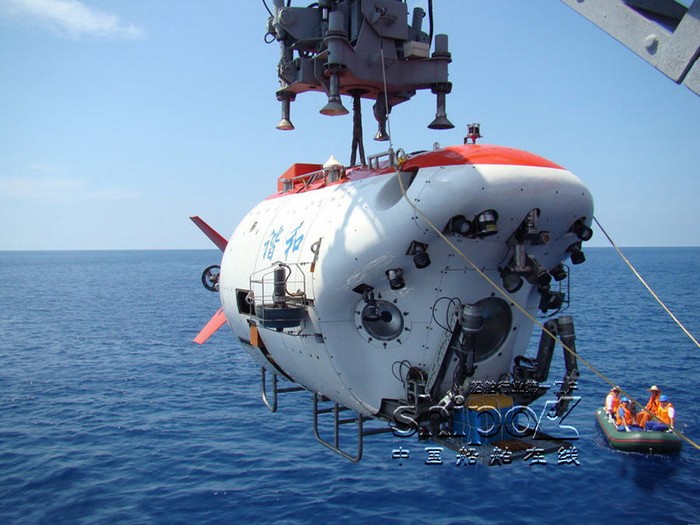 Theo các nguồn tin, năm 2013, Trung Quốc đã cho tàu lặn Giao Long đến Biển Đông "thử nghiệm khoa học".