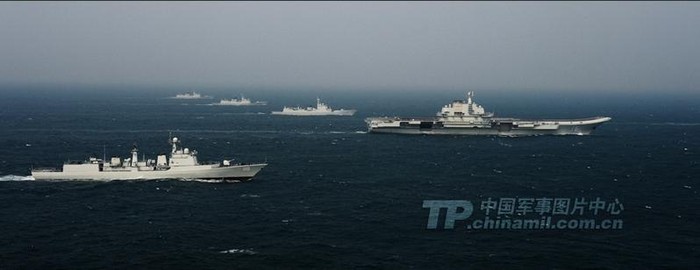 Ngày 23 tháng 12 năm 2013, tàu sân bay Liêu Ninh huấn luyện chạy theo biên đội trên Biển Đông.