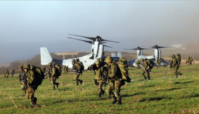Năm 2013, Lực lượng Phòng vệ cho binh sĩ đáp máy bay vận tải Osprey huấn luyện tác chiến.
