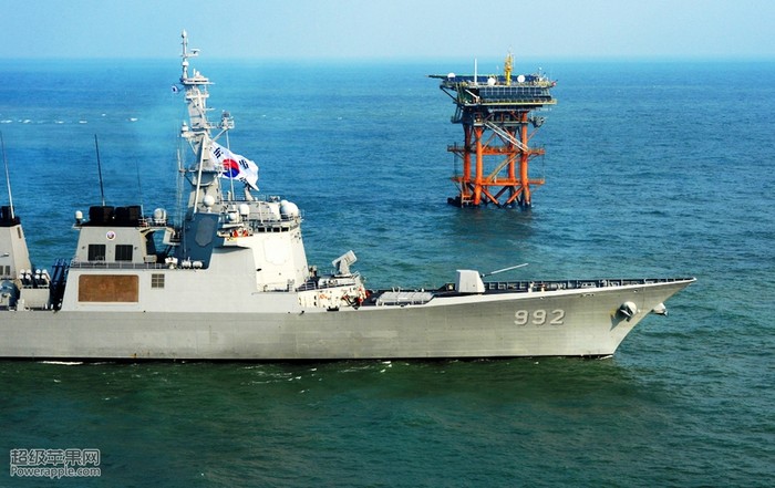 Theo truyền thông Hàn Quốc, ngày 2 tháng 12 năm 2013, Hải quân Hàn Quốc lần đầu tiên điều tàu khu trục Aegis Yulko Yi và máy bau tuần tra săn ngầm tuần tra vùng biển đảo Leodo.