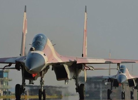 Máy bay chiến đấu Su-30 Trung Quốc được cho là sơn màu "quân xanh" trong tập trận