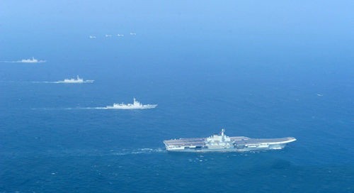 Tự do hàng hải ở Biển Đông là một thách thức lớn của Nhật Bản. Trong hình là biên đội tàu sân bay Liêu Ninh vừa kết thúc thử nghiệm và huấn luyện dài ngày trên Biển Đông.