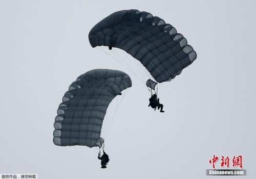 Ngày 12 tháng 1 năm 2013, Lữ đoàn nhảy dù số 1 Lực lượng Phòng vệ Mặt đất Nhật Bản tiến hành diễn tập nhảy dù thường niên